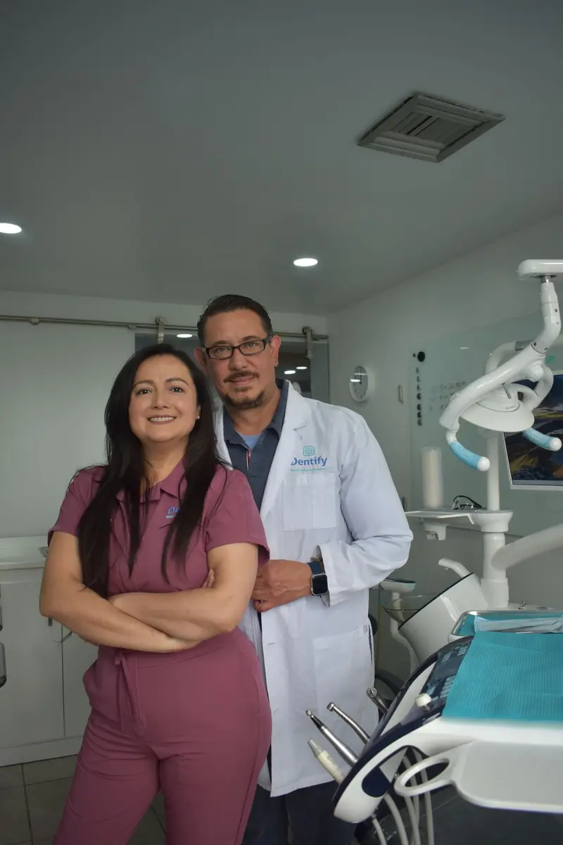Dos profesionales dentales en el consultorio