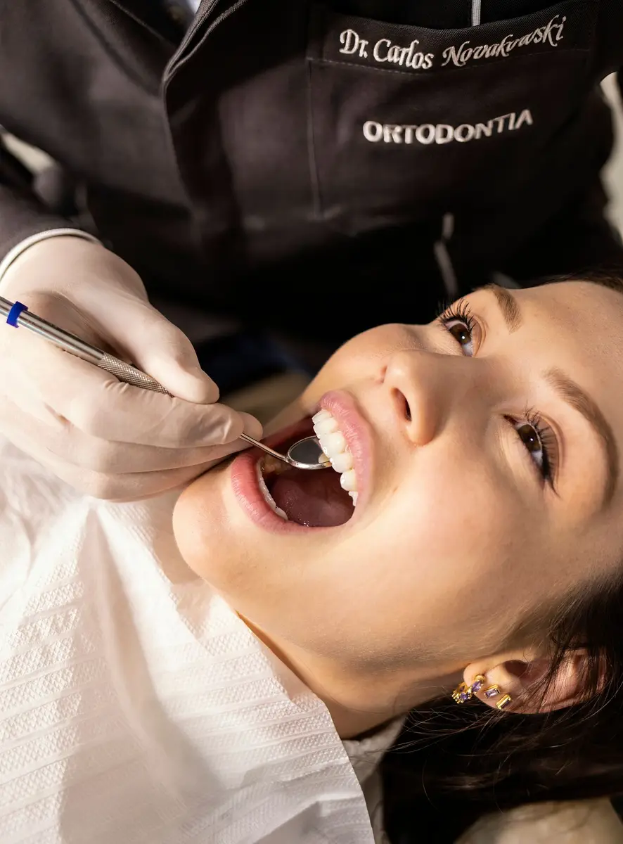 Paciente sonriendo durante una revisión dental